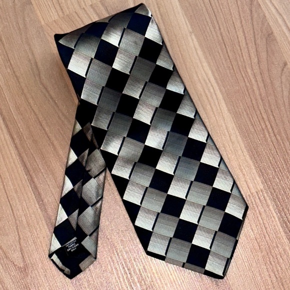 MURANO 100% Silk Tie Black Gray Tan Blocks Cubes Diamond Squares - Picture 7 of 7